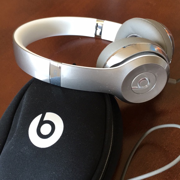 Beats Solo Headphones - Picture 1 of 4